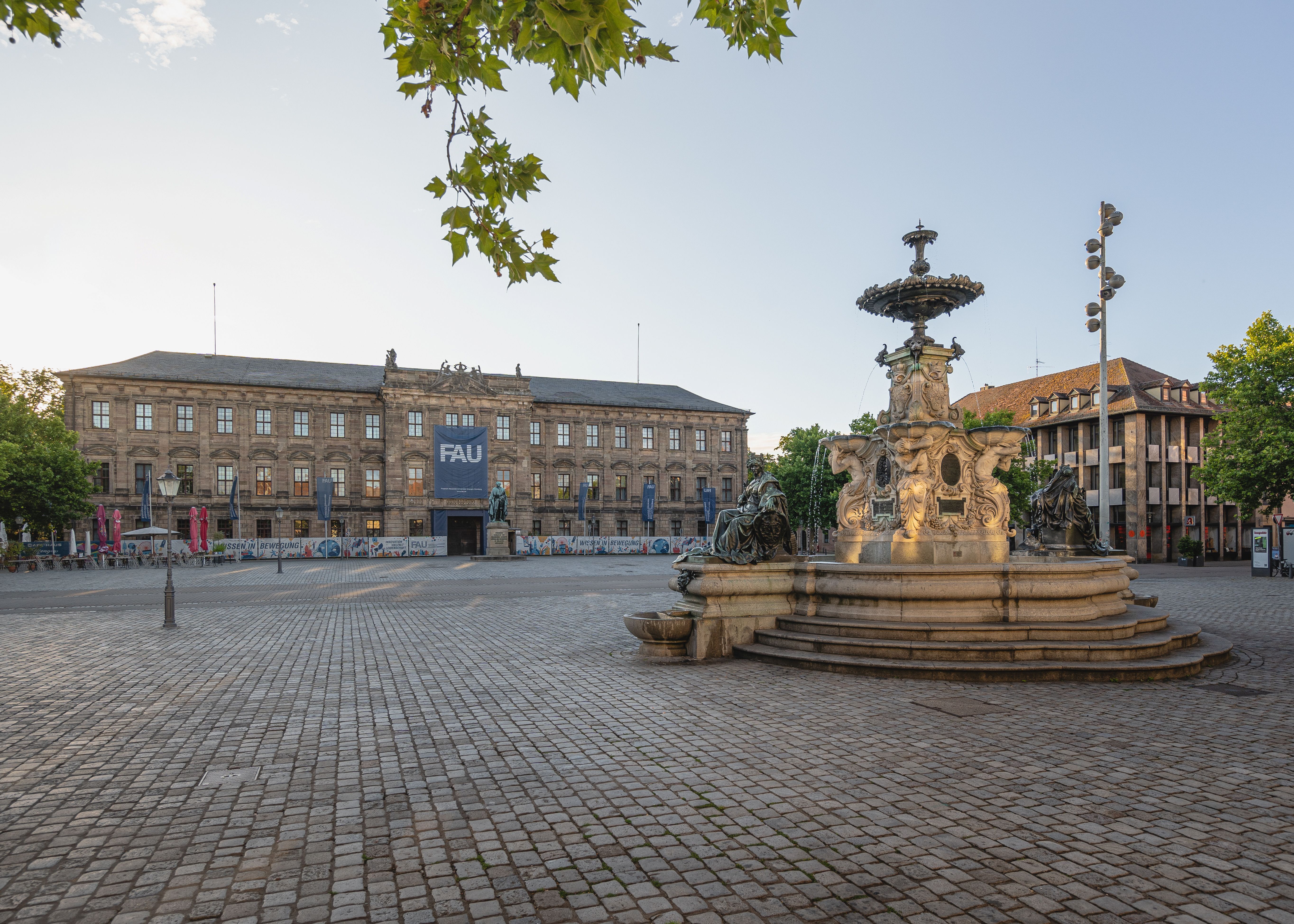 Schlossplatz mit Markgrafenschloss in Erlangen