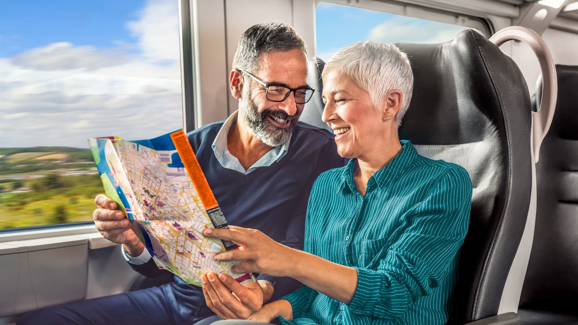 Älteres Paar auf Bahnreise