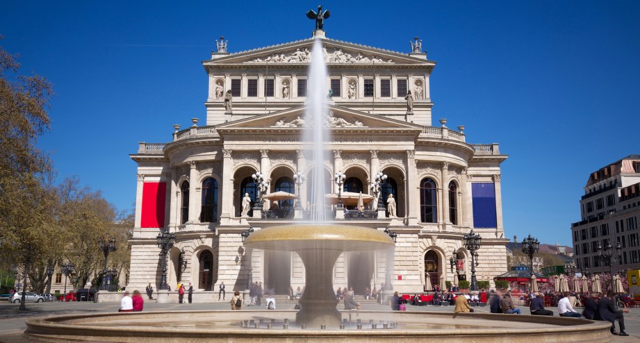 Frankfurter Oper mit Springbrunnen im Vordergrund - BAHNHIT.DE, © getty, foto: Dominic Lange