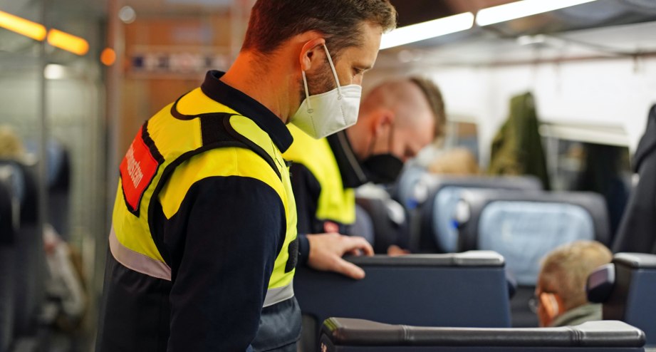 3G Kontrolle im Zug, © Deutsche Bahn AG / Volker Emersleben