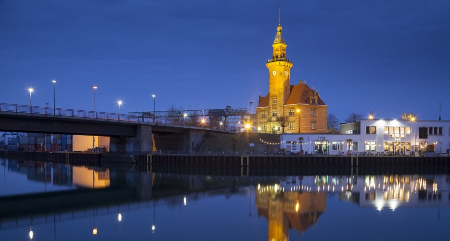 Der Dortmunder Hafen bei Nacht - BAHNHIT.DE, © GettyImages, Foto: Westend61