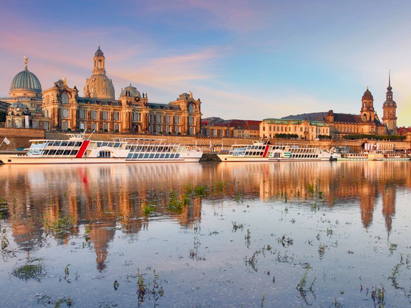 Panorama der Dresdner Stadtsilhouette hinter der Elbe
