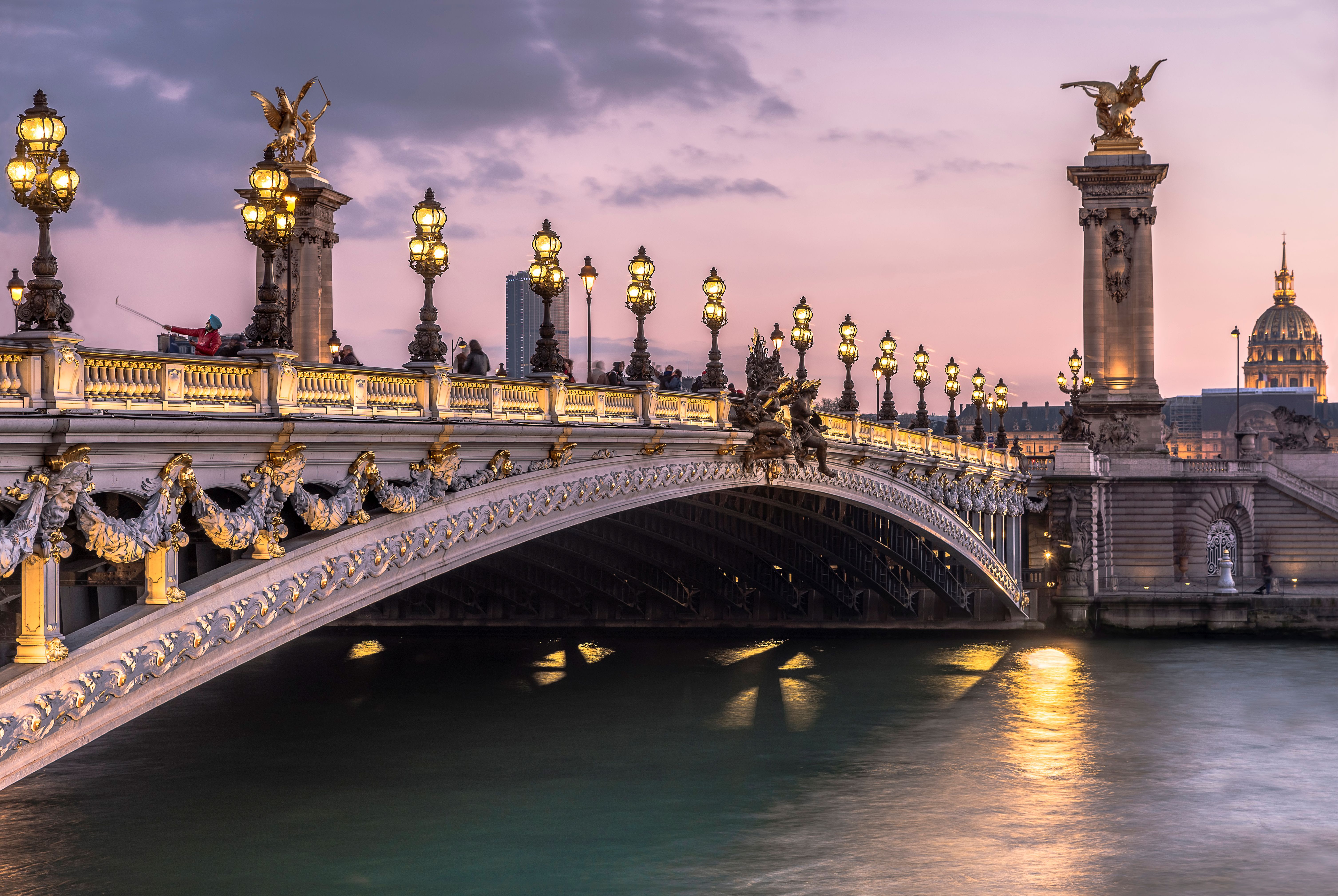 Brücke Pont Alexandre III bei Sonnenuntergang