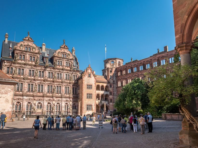 Menschen im Innenhof des Schlosses in Heidelberg
