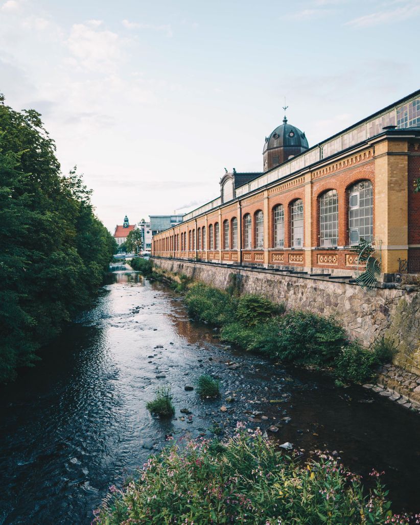 Markthalle in Chemnitz mit Fluss im Vordergrund
