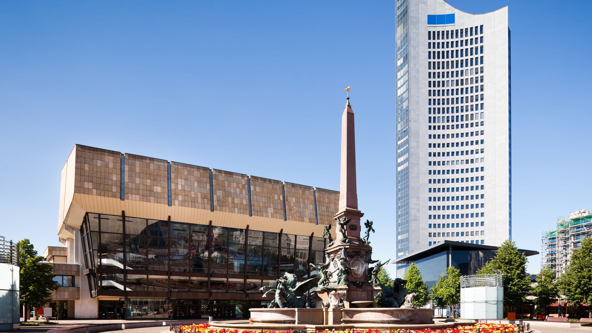Brunnen vor dem Augustusplatz in Leipzig mit City Hochhaus im Hintergrund