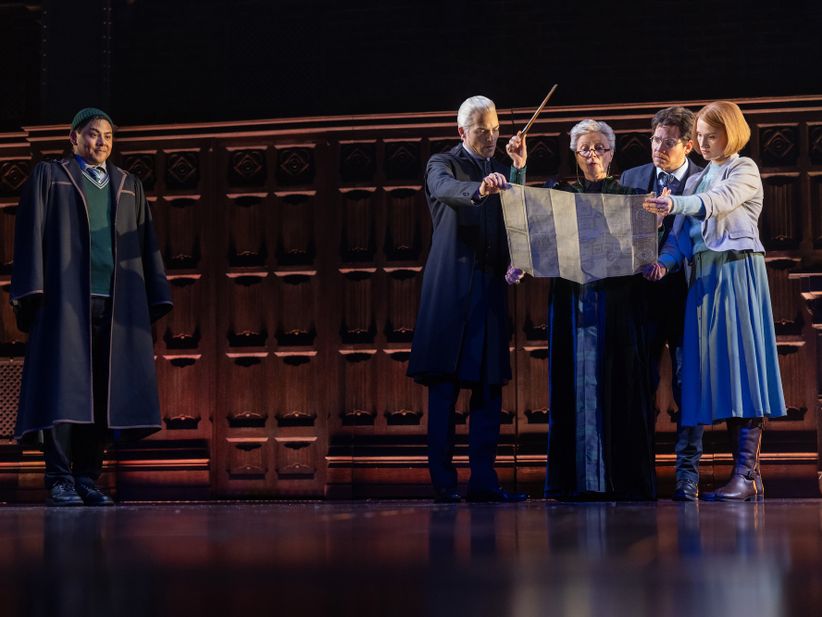 Gruppe von Darstellern des Stücks Harry Potter und das verwunschene Kind auf der Bühne