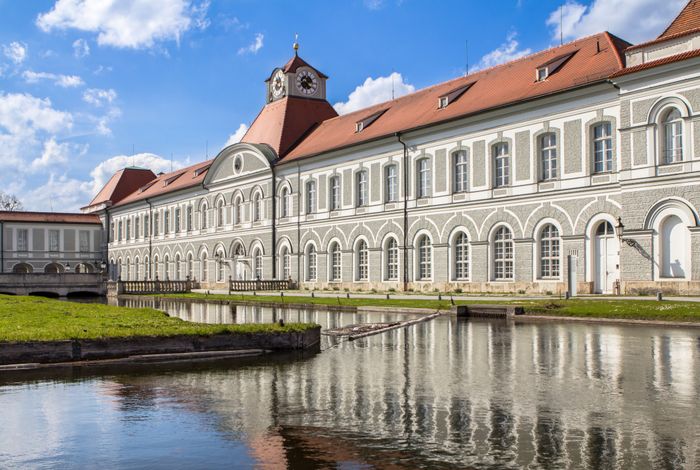 Schloss Nymphenburg Außenansicht mit Teich davor
