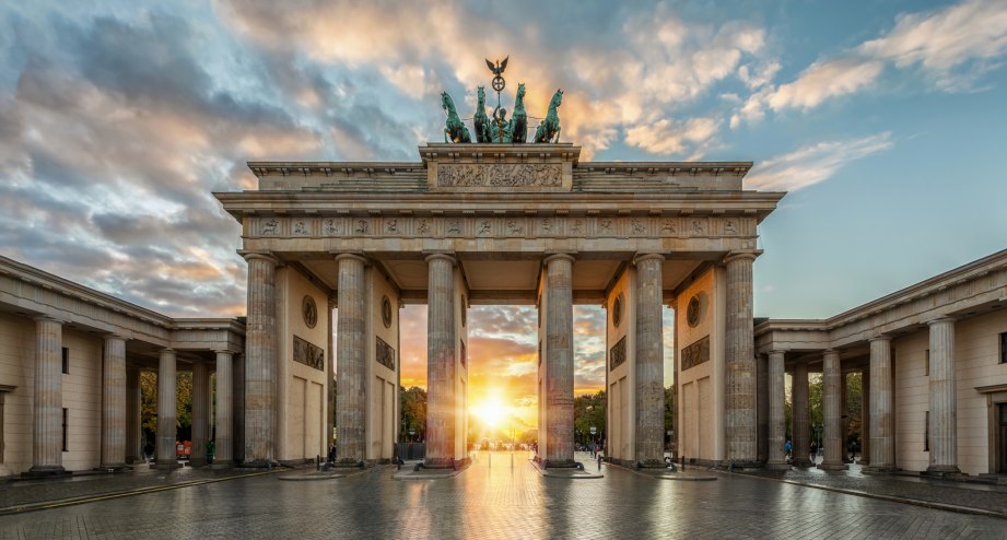 Städtereisen Berlin Brandenburger Tor am Morgen - BAHNHIT.DE, © getty; Photo: SHansche