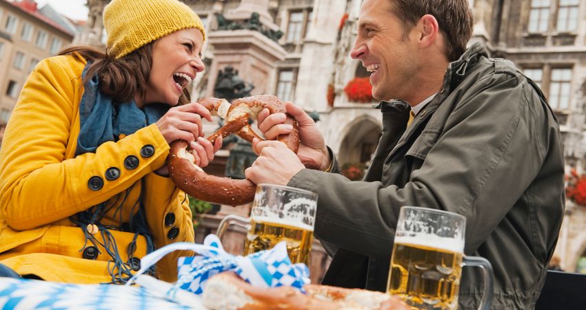 Paar in München im Biergarten