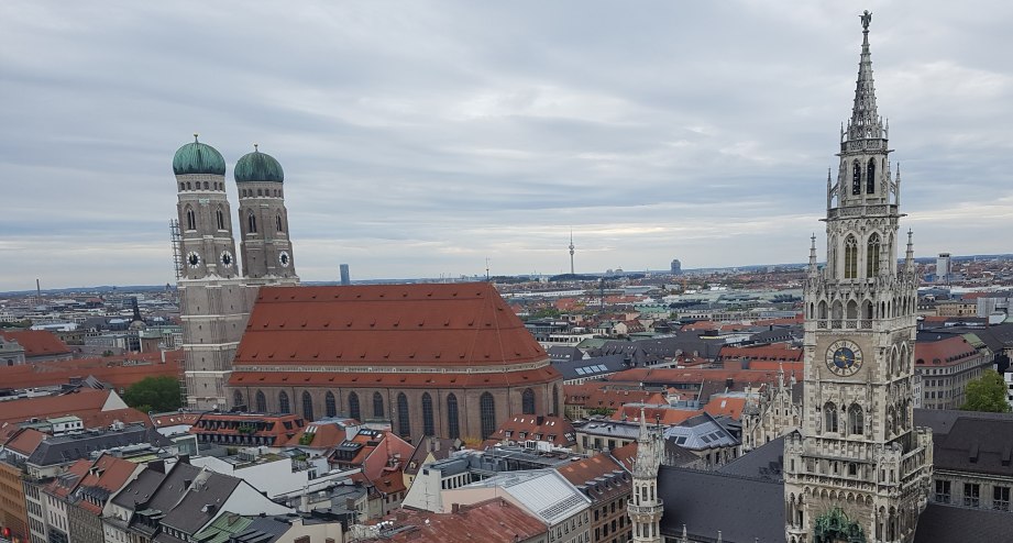 Frauenkirche und Marienplatz in München. - BAHNHIT.DE, © Sara Lindenmaier