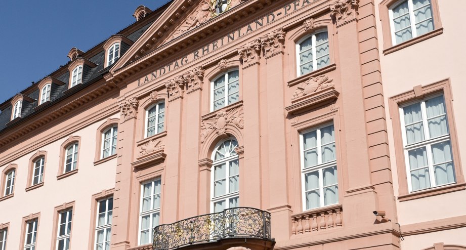 Rosa Fassade des Landtags Rheinland Pfalz - BAHNHIT.DE, © getty, Foto: ollo