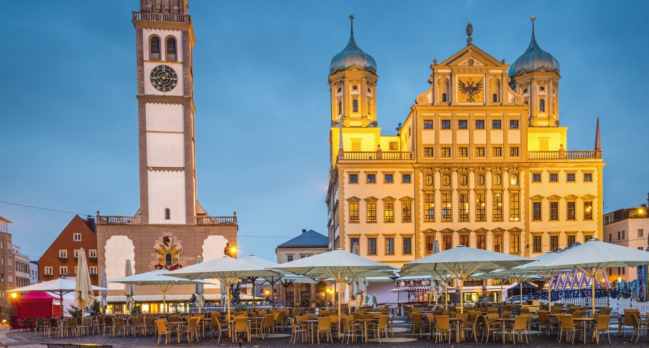 Das Rathaus und der Perlachturm am Marktplatz zu später Abendstunde - BAHNHIT.DE, © getty, Foto: SeanPavonePhoto