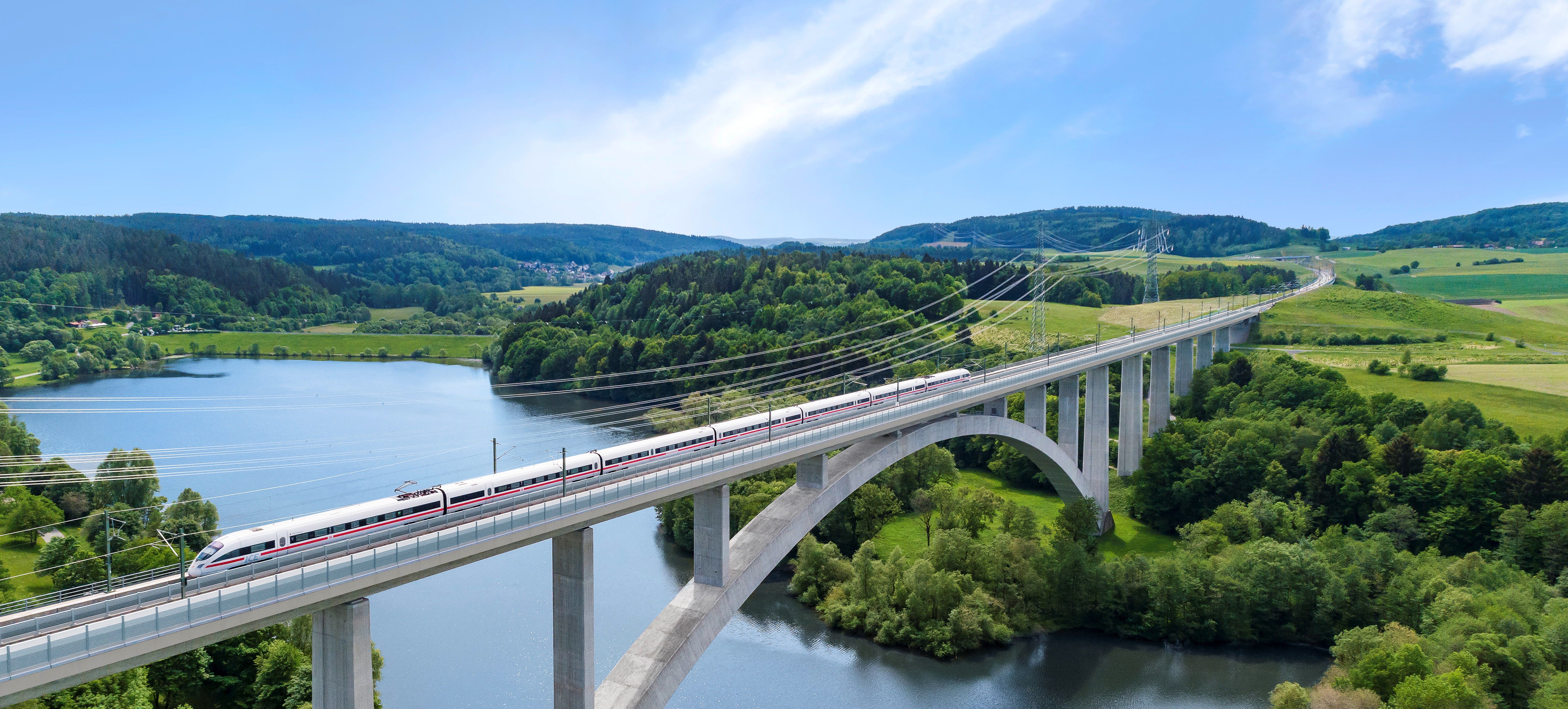 ICE fährt auf Brücke über dem Froschgrundsee in Bayern