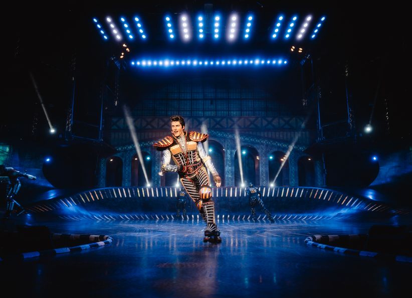 Figur Greaseball, die charismatische Diesellok, im Musical Starlight Express während einer Bühnenszene