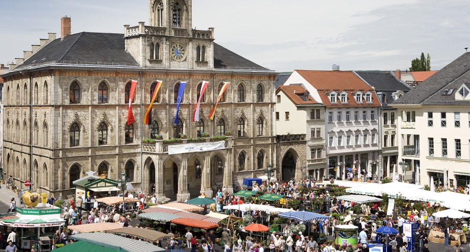 Der Marktplatz mit Rathaus - BAHNHIT.DE, © weimar GmbH, Foto: Guido Werner