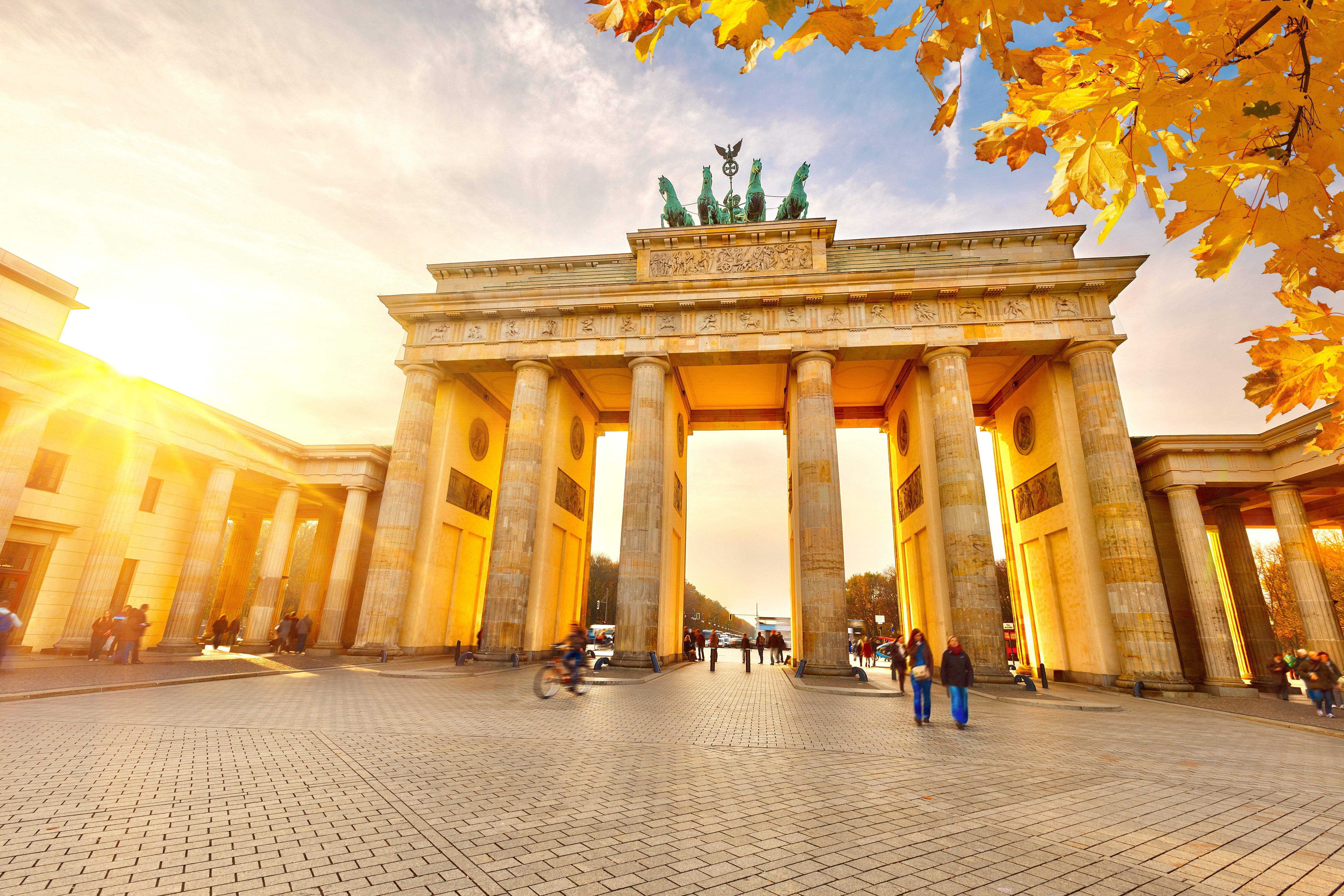 Brandenburger Tor im Herbstlich mit goldenen Blättern.