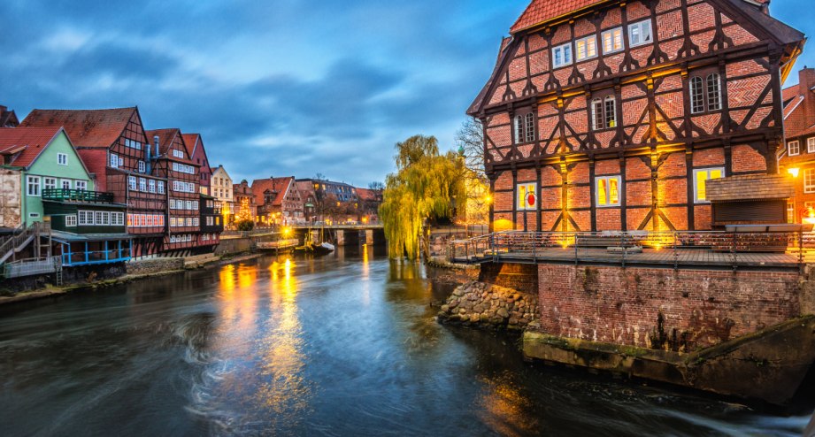 Fischmarkt am Hafen in Lüneburg bei Nacht. - BAHNHIT.DE, © getty; Foto: Juergen Sack
