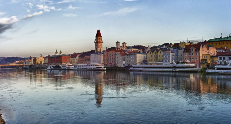 Reflektionen in der Donau in Passau. - BAHNHIT.DE, © getty; Foto: Helmut Reichelt