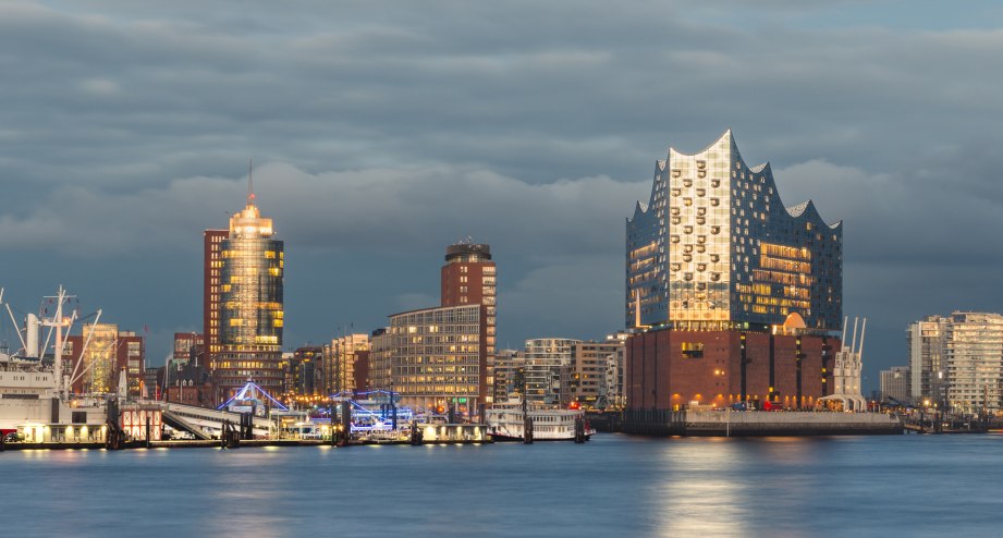 Hafenpanorama mit Elbphilharmonie in Hamburg - BAHNHIT.DE, © getty, Foto: Westend61