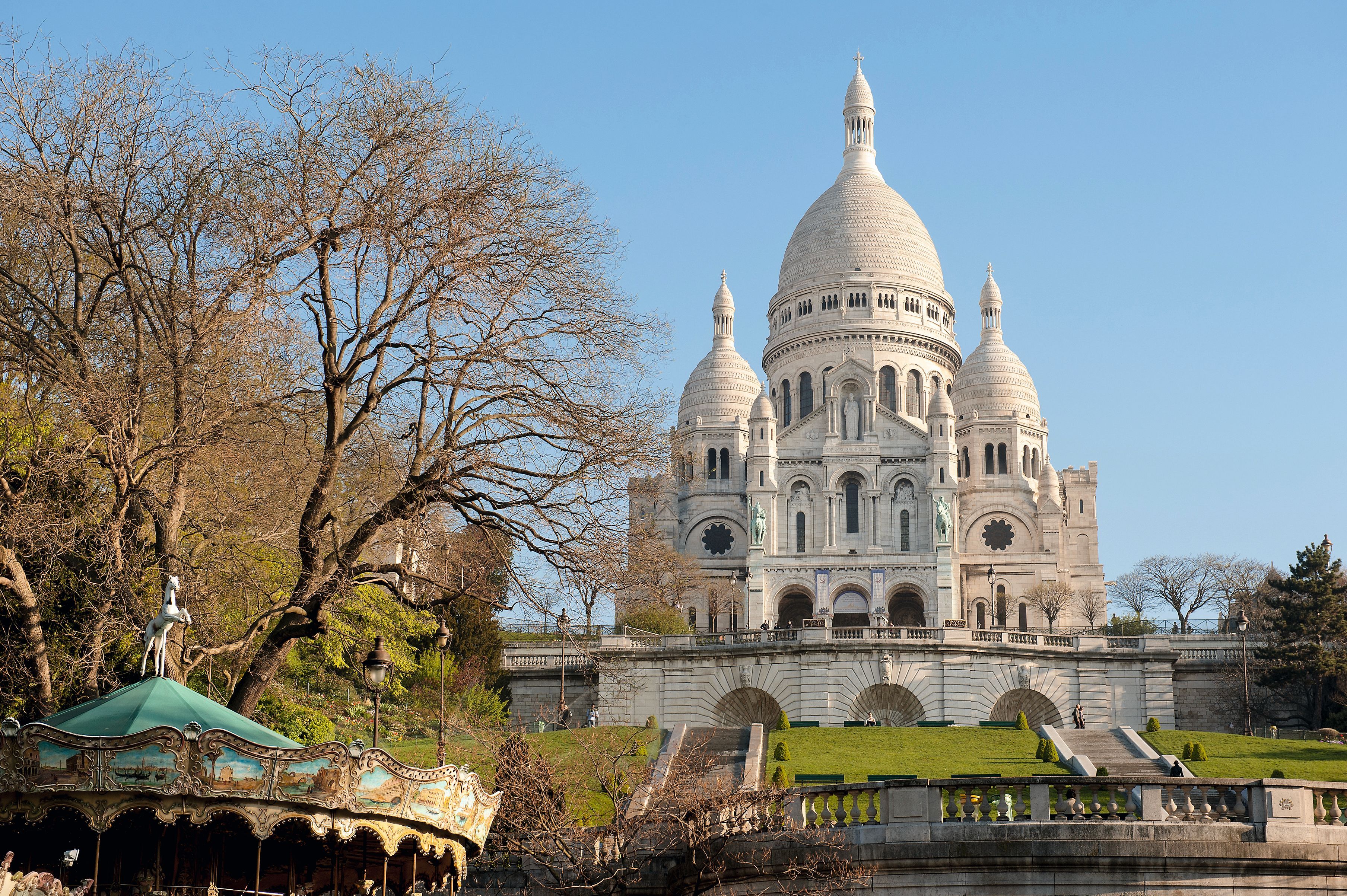 Blick auf die Kathedrale Sacre Coeur im Stadtteil Montmartre in Paris