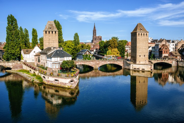 Die alten Türme von Straßburg: Ein majestätischer Blick auf die Kathedrale&quot;, © GettyImages, Kiko Jimenez