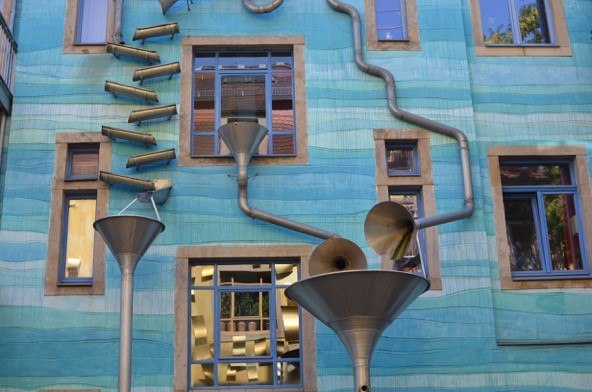 Kunstinstallation an einer Hauswand in Berlin. - BAHNHIT.DE, © Rainer Hillebrand
