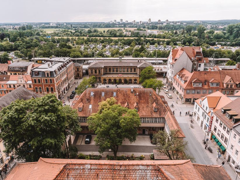 Blick vom Hugenottenturm auf den Erlanger Hauptbahnhof