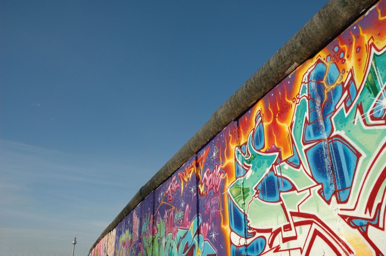 Teilstück der Berliner Mauer an der Eastside Gallery mit buntem Graffiti
