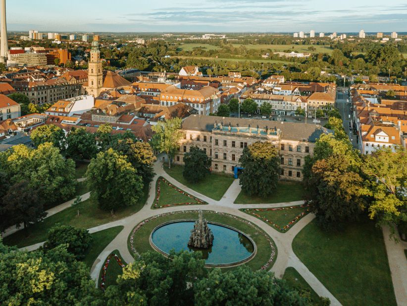 Drohnenaufnahme von Orangerie und Markgrafenschloss in Erlangen