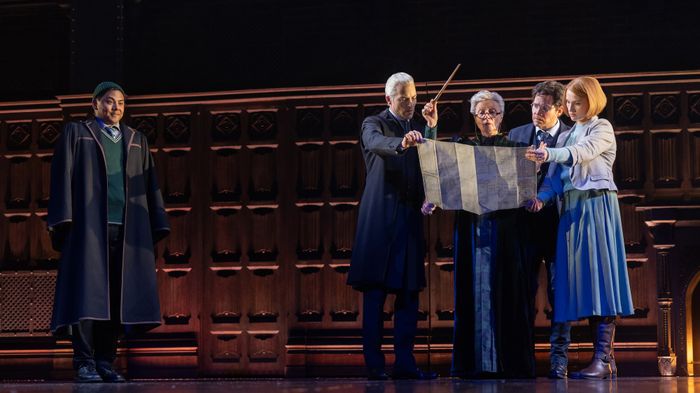 Gruppe von Darstellern des Stücks Harry Potter und das verwunschene Kind auf der Bühne