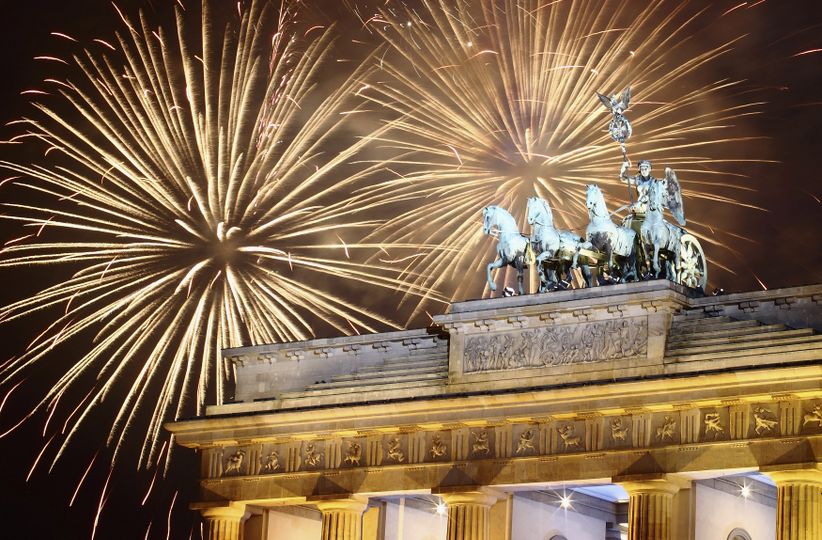 Feuerwerk über dem Brandenburger Tor in Berlin bei Nacht
