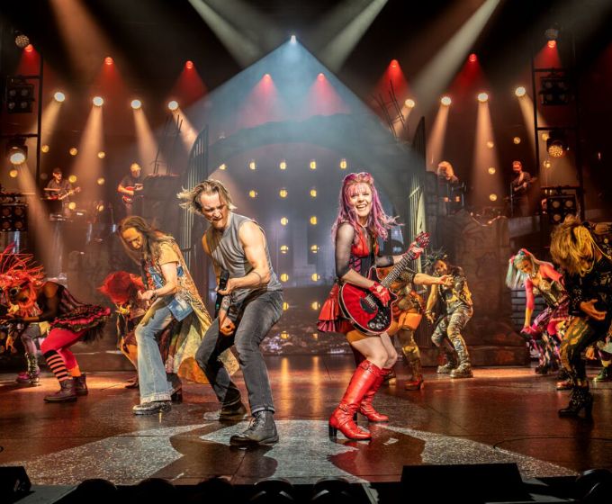 BAHN + HOTEL WE WILL ROCK YOU Stuttgart