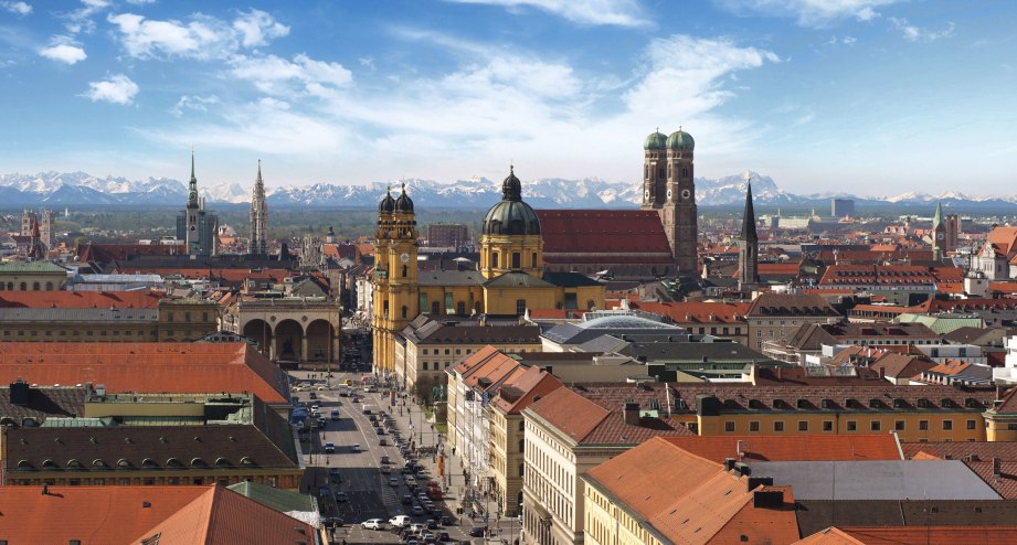 München vor dem Alpenpanorama - BAHNHIT.DE, © München Tourismus, Foto: T. Klinger