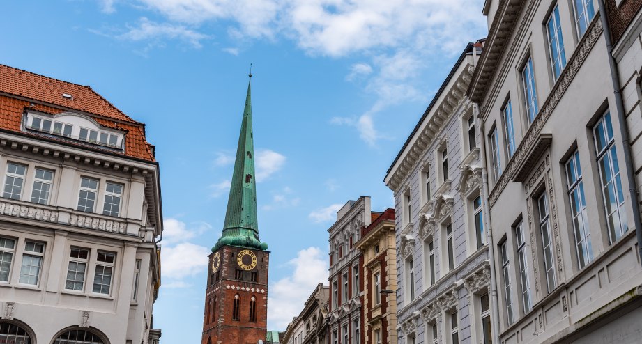 Lübeck Fassaden und Kirche, © Getty Images @jjfarquitectos