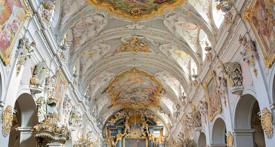 Detailreiche Deckenverzierung und Bemalung der Kathedrale des heiligen Emmeram - BAHNHIT.DE, © getty, Foto: klug-photo