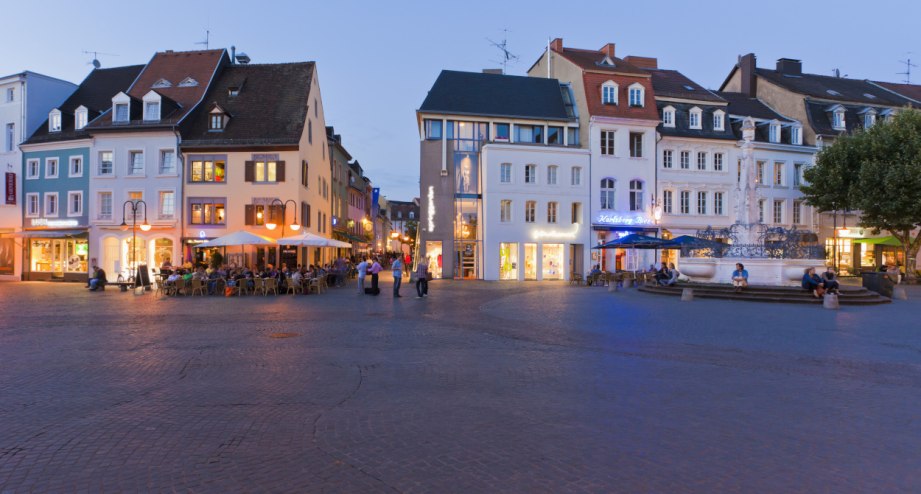 Abendstimmung auf dem Marktplatz in Saarbrücken - BAHNHIT.DE, © Getty, Foto: Werner Dieterich