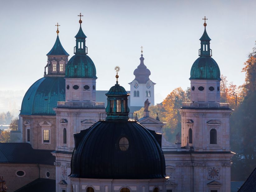 Nahaufnahme verschiedener Kuppeldächer aus Kupfer in Salzburg