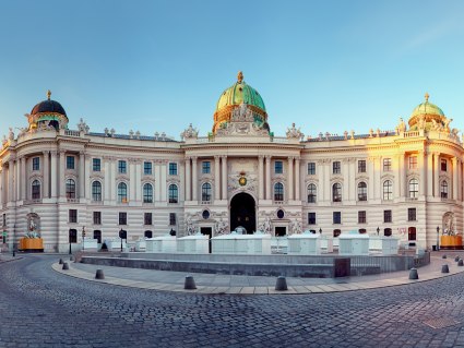 Die ehemalige Kaiserresidenz Hofburg in Wien. - BAHNHIT.DE, © getty, Foto:  TomasSereda