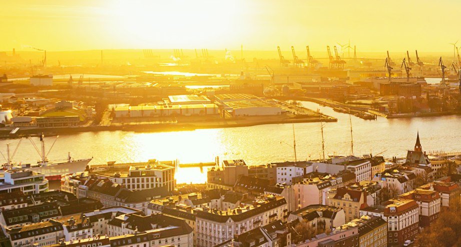Der Hamburger Hafen in der Abendsonne - BAHNHIT.DE, © getty, Foto: Carol_Anne