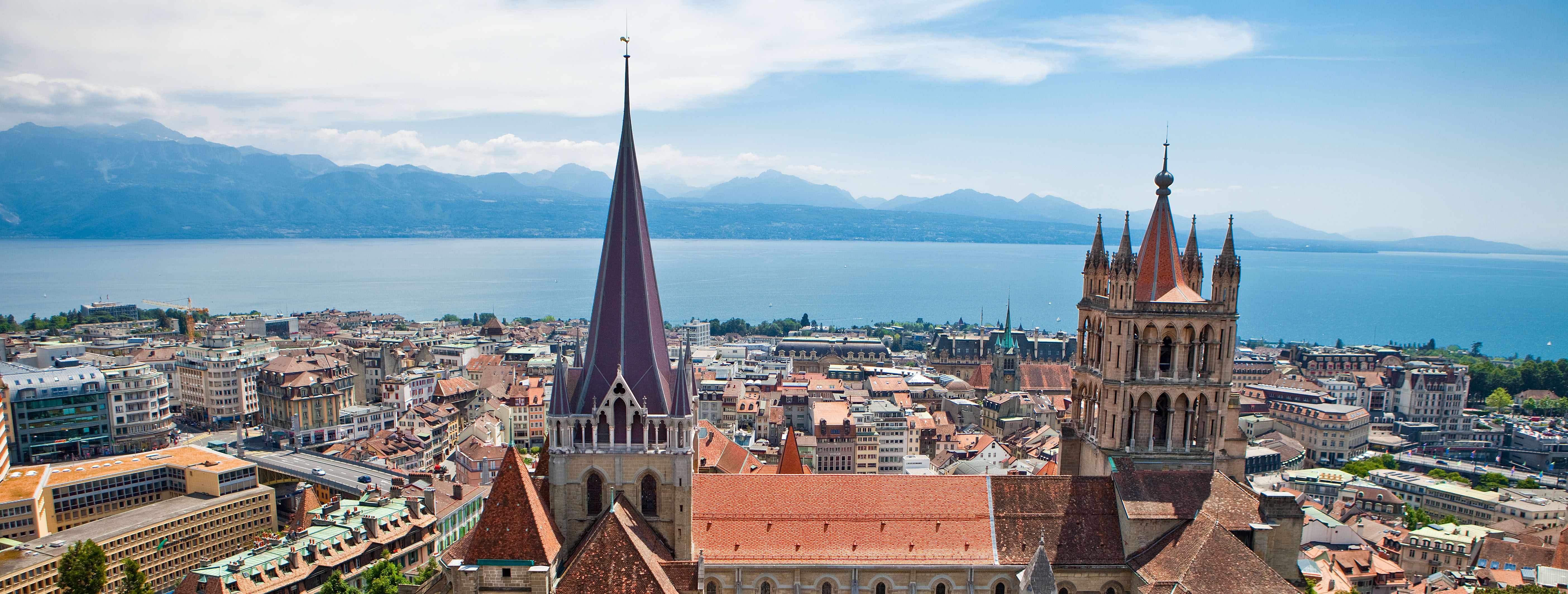 Panoramablick auf Lausanne mit Genfer See im Hintergrund