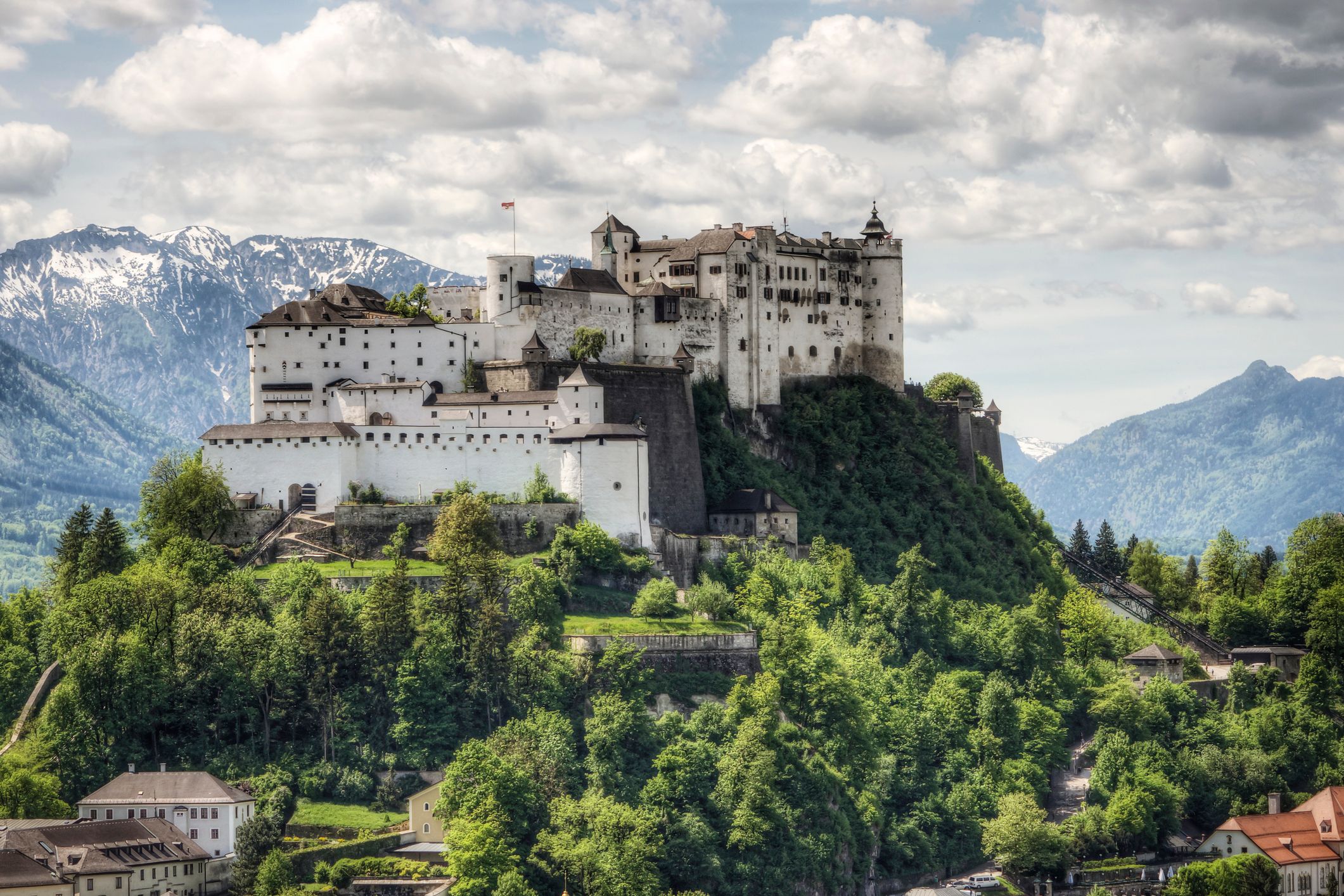 Die mittelalterliche Festung Hohensalzburg auf dem Gipfel des Festungsbergs über den Dächern der Salzburger Altstadt.