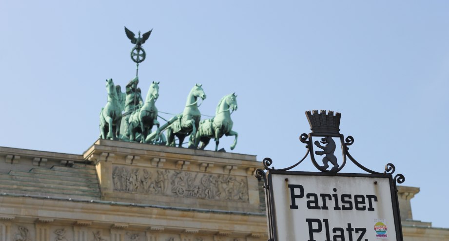 Pariser Paltz und Brandenburger Tor in Berlin. - BAHNHIT.DE, © visitBerlin: Nina Richter