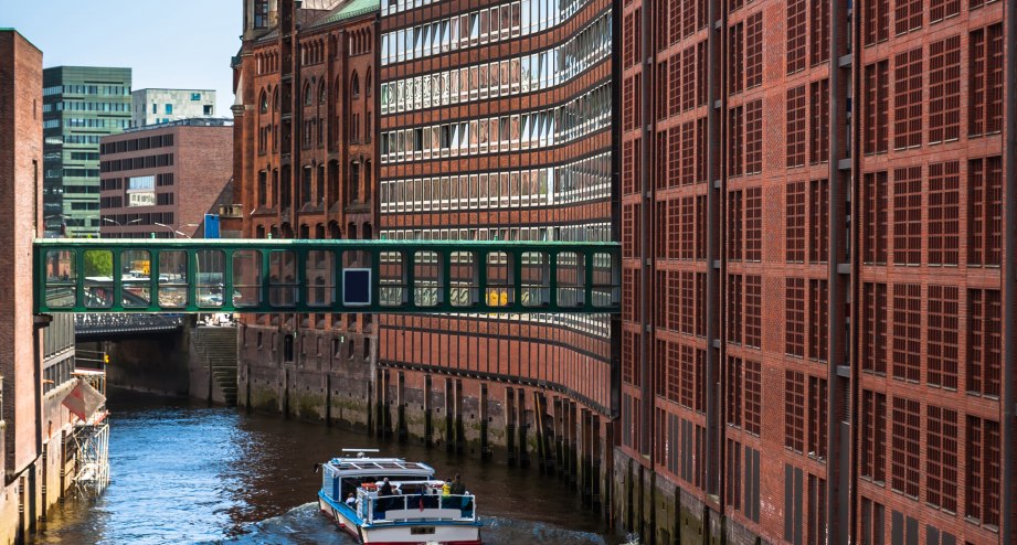 Kanal in der Speicherstadt in Hamburg - BAHNHIT.DE, © getty, Foto: Nellmac