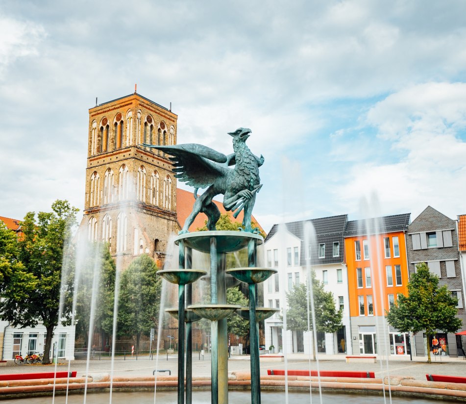 Der Marktplatz vor der Nikolaikirche - BAHNHIT.DE, © Hansestadt Anklam