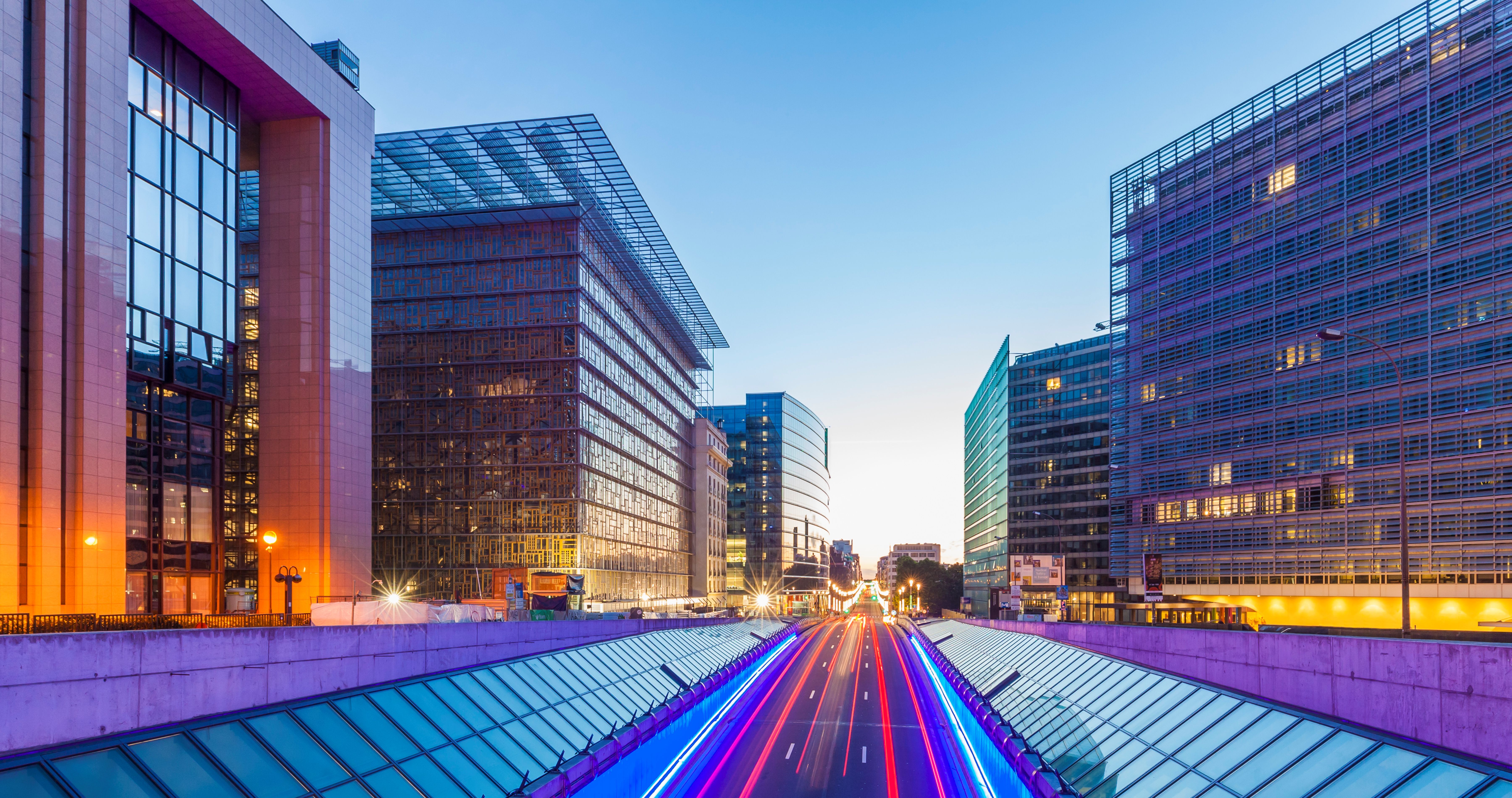 Bewegungslichter von Autos auf der Straße an der Europäische Kommission