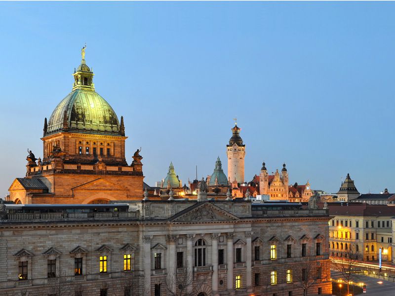 Beleuchtete Thomaskirche in Leipzig am Abend