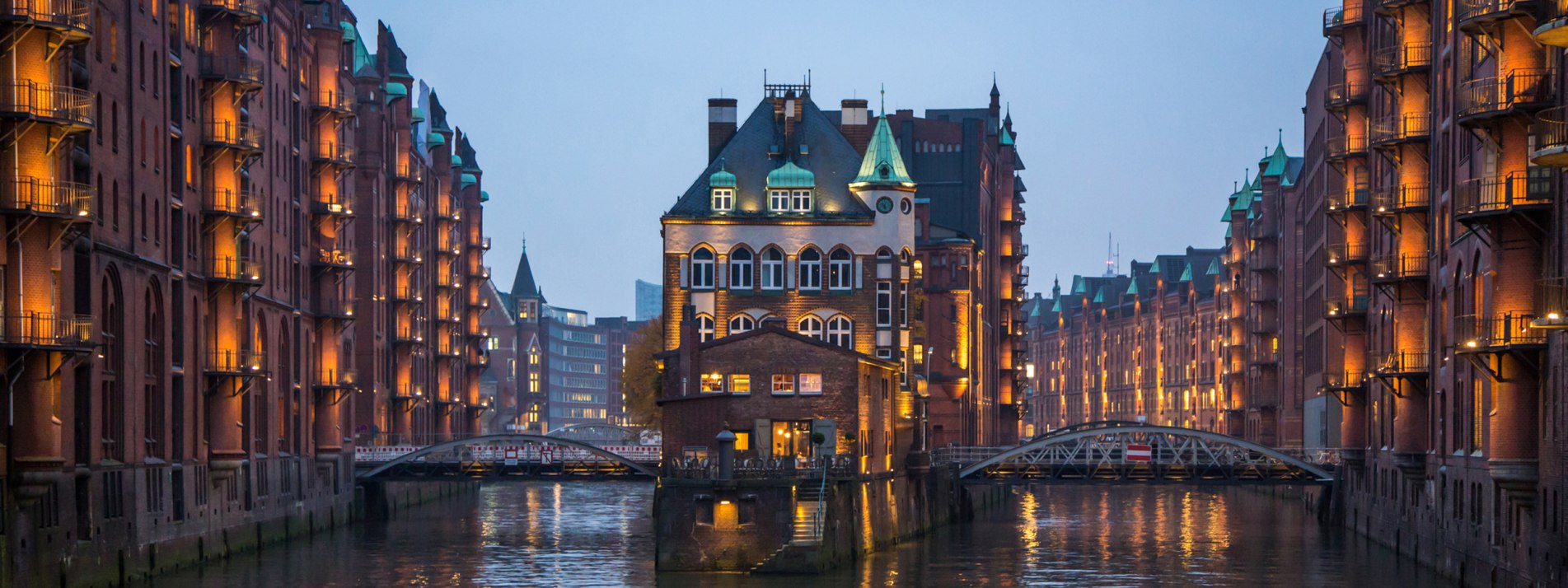 Die Speicherstadt in Hamburg bei Nacht. - BAHNHIT.DE, © getty, Foto: Victoria Wlaka