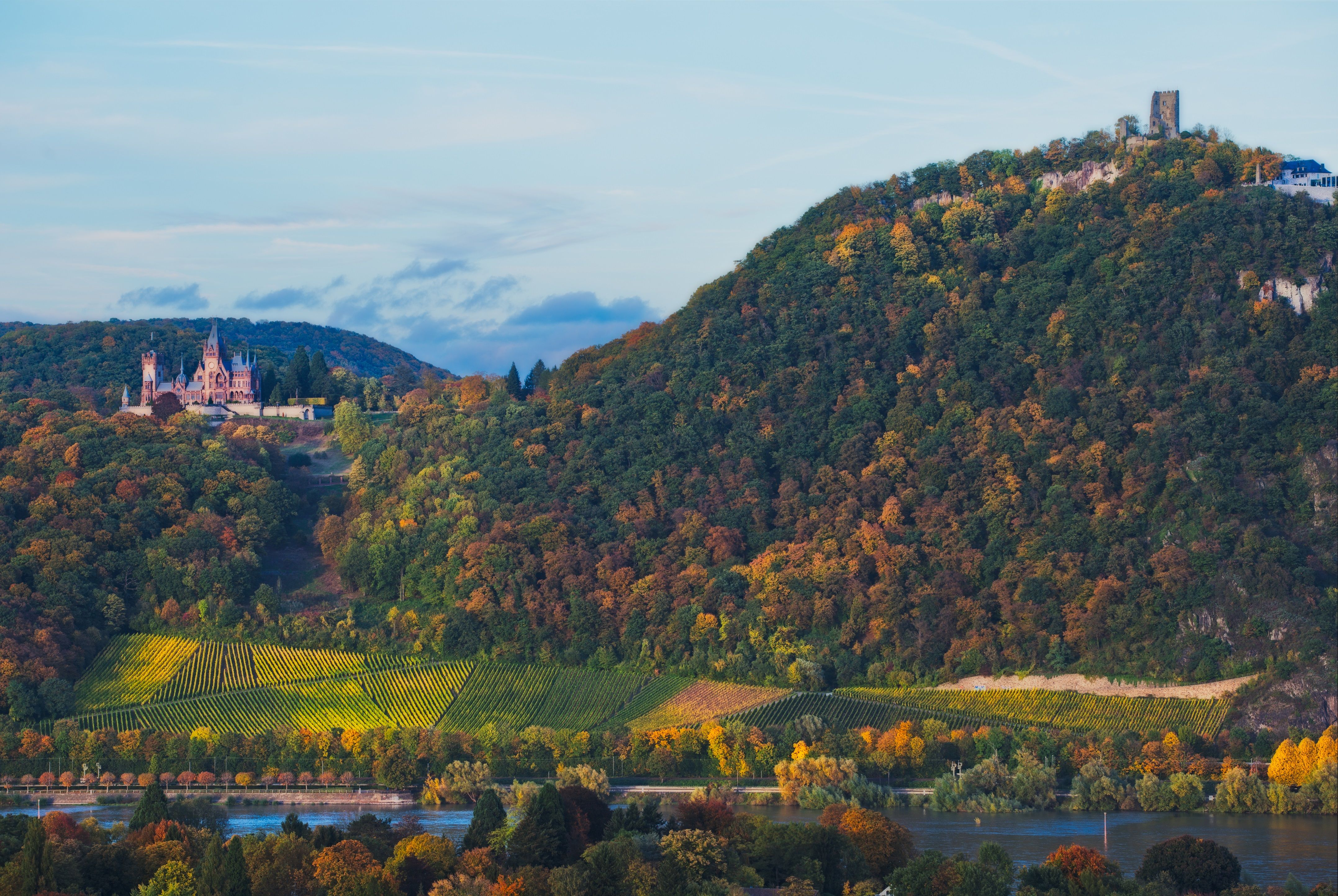Rheinblick südlich von Bonn mit Drachenburg und Drachenfels im Siebengebirge