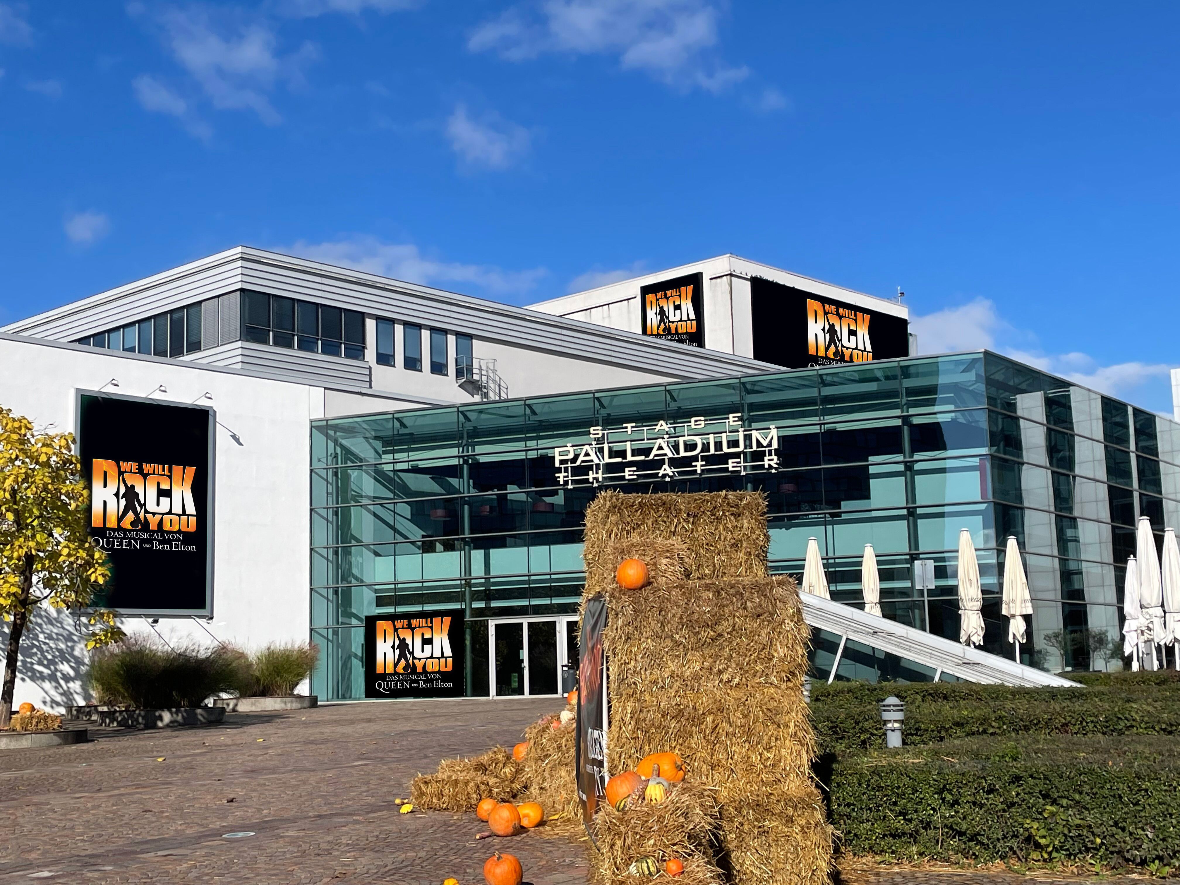 Stage Palladium Theater Stuttgart mit Musicalplakat We Will Rock You